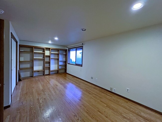 Building Photo - Gated Sound view home Des Moines area, 4 bed plus den 2.5 bath 3900 s/f, Available NOW!!!