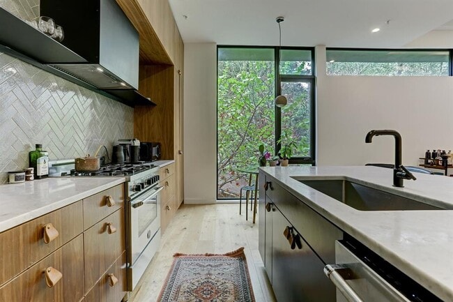 Building Photo - 1713 Bluebonnet Ln