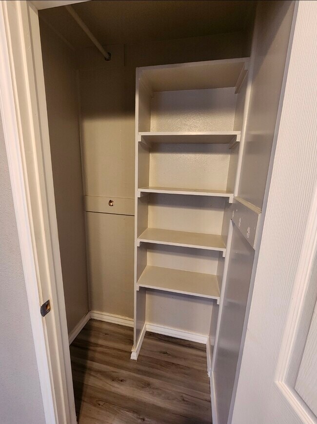 Building Photo - Take a look inside! 4 bed 2 bath with 3 car garage