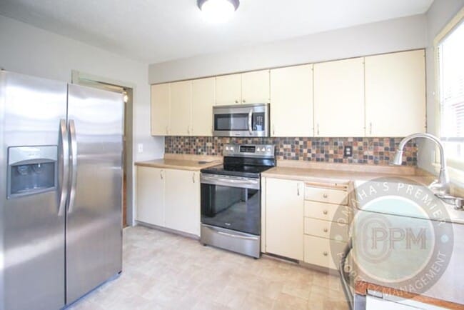 Building Photo - 3 Bedroom 1.5 Bathroom Cozy Family Home Lo...