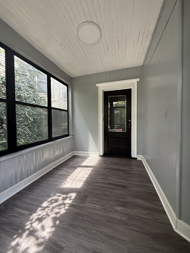 Building Photo - 404 S Beech St