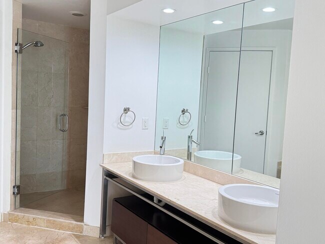 Building Photo - 16275 Collins Ave