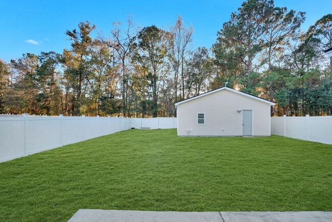 Building Photo - 3 bedroom 2 1/2 bath with loft