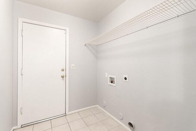 Building Photo - 4 bedoom home with private pool