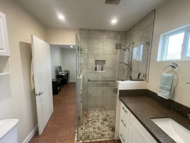 Building Photo - Beautifully Renovated 2-Bedroom Front Home...
