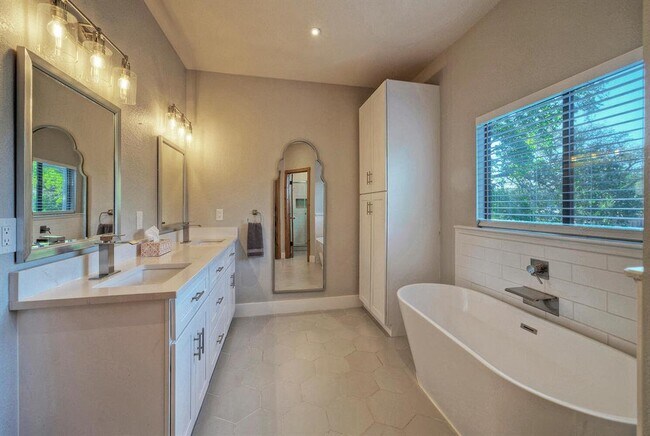 Building Photo - 15501 Rock Creek