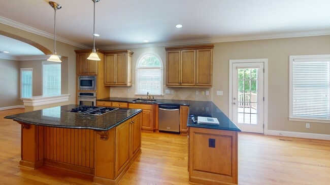 Building Photo - 2140 Rossmore Rd