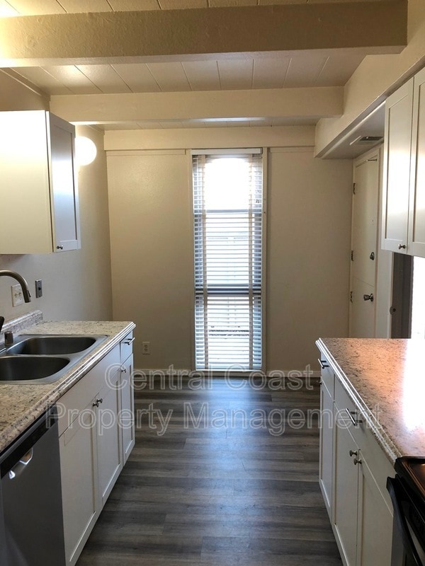 Building Photo - 451 Dela Vina Ave