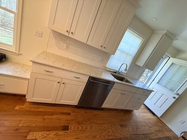 Building Photo - House on Centre Lane!