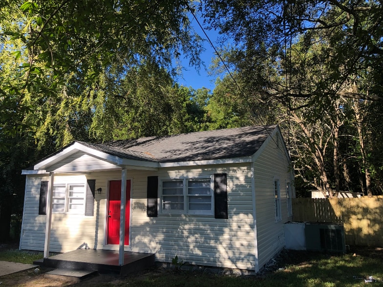 Building Photo - 717 Cornelia Dr