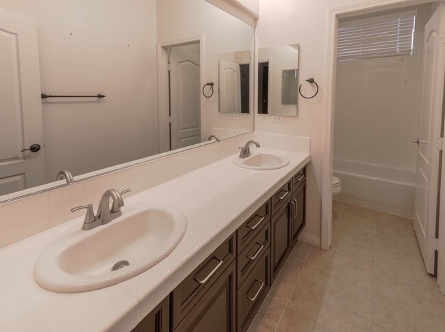 Building Photo - Fabulous Single Story 3 Bedroom Home Conve...