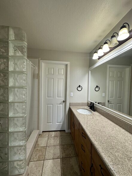 Building Photo - 687 W Jefferson Cv