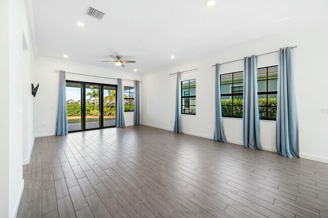 Building Photo - 601 SE Fascino Cir