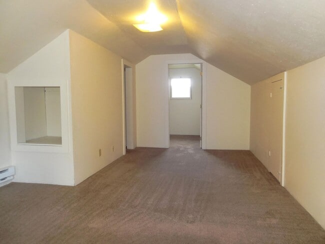 Building Photo - 3 bdrm, 1 bath home for $1995 Rent