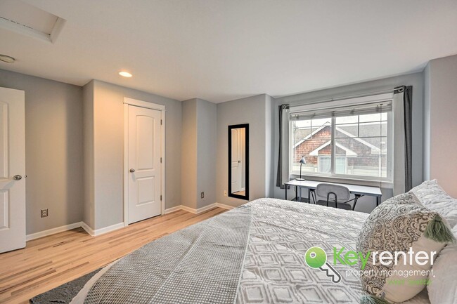 Building Photo - Beautifully Renovated 3 Bed Townhome in Prime North Seattle Location