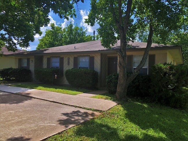 Building Photo - Updated 2/2 Duplex | Boonville Rd | Pets Welcome