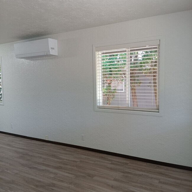 Building Photo - Great Home & Office is Ready for you in Jefferson!
