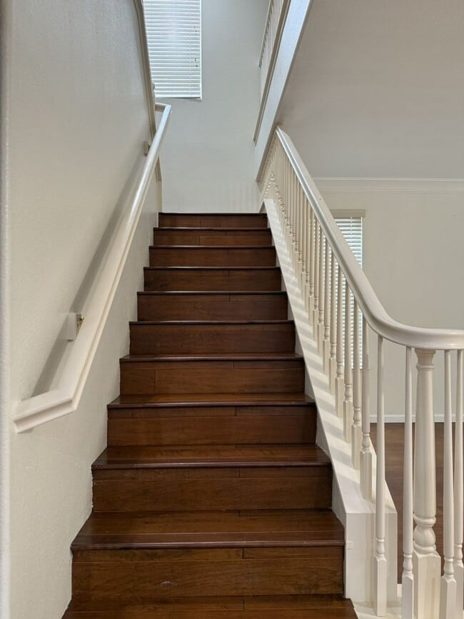 Building Photo - Lovely 5/3 with a desirable downstairs bedroom.