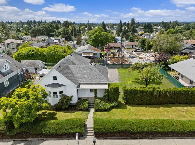 Building Photo - Beautiful Craftsman Home with Ample Parking & Outdoor Space
