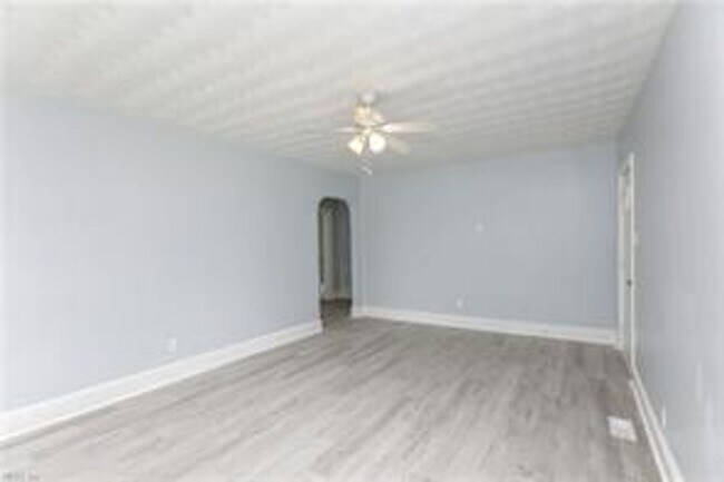 Building Photo - Renovated 3 bed, 1.5 bath Single-Family