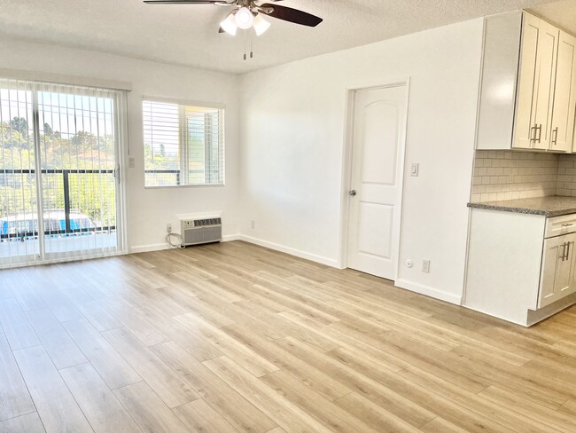 Living Room. - 1356 Douglas St