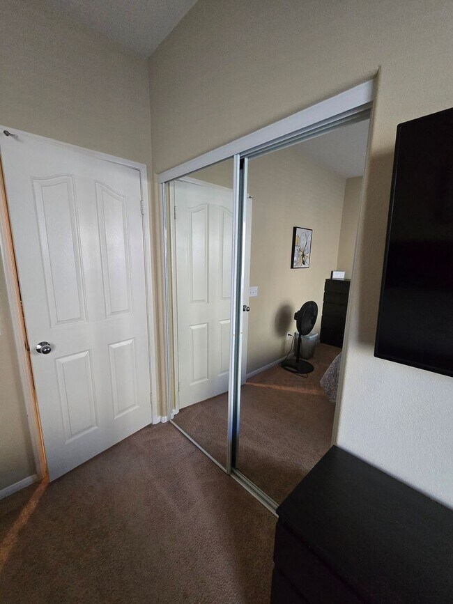 Building Photo - 3 Bedroom 2 Bath located in Mountain View DHS