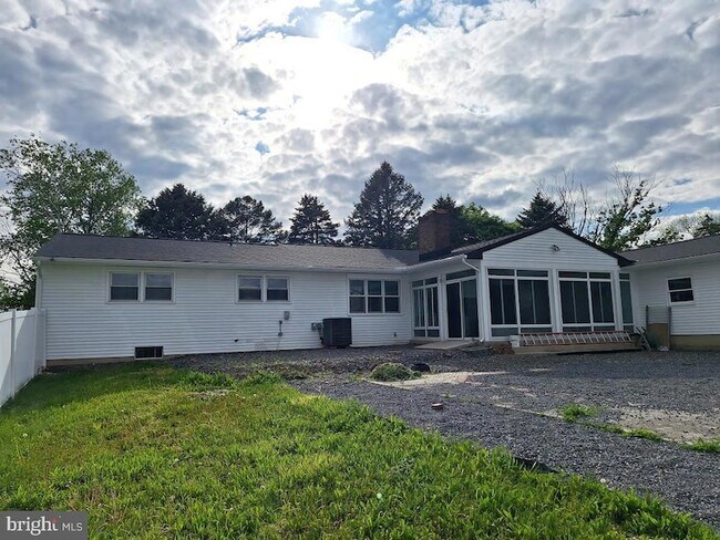 Building Photo - 711 Longs Gap Rd