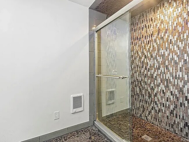 Building Photo - "Spacious 3-Bed, 2-Bath Condo Retreat in P...