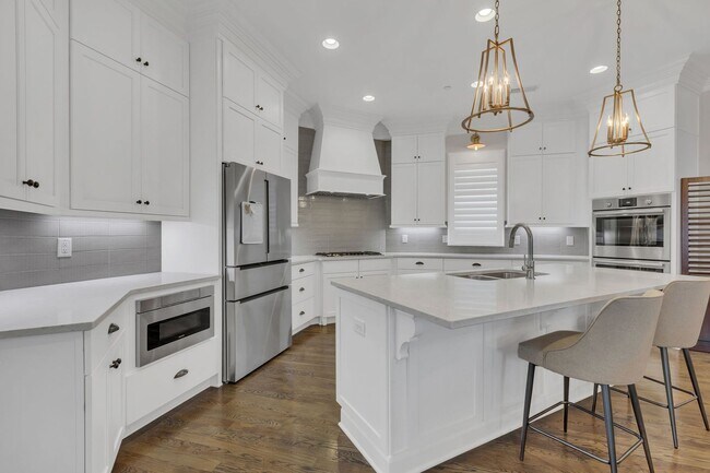 Building Photo - Rent Unfurnished or Fully Furnished - 4 Be...