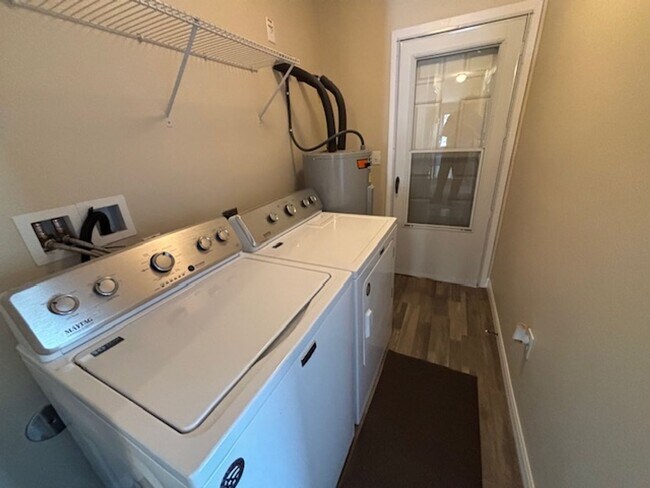 Building Photo - Cute Home Ready for Family