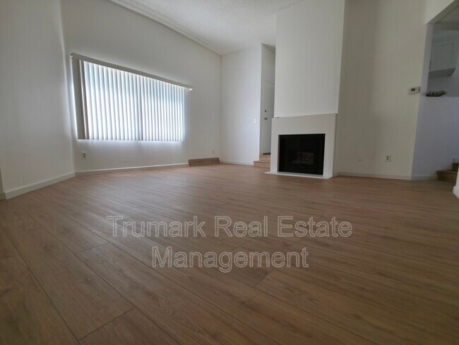 Building Photo - 14605 Burbank Blvd
