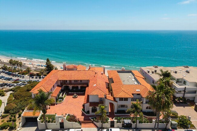 Primary Photo - Dream home Located on the Bluff of Southwe...