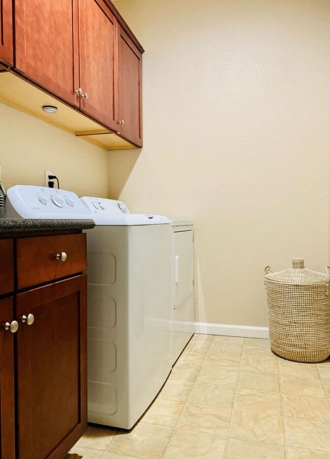 Building Photo - Private, spacious condo available for rent off of Broad Street