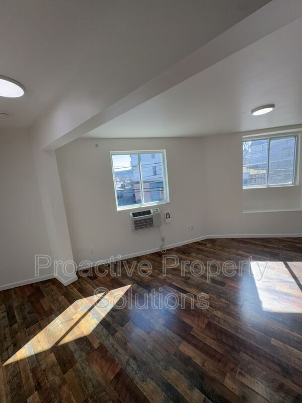 Building Photo - 730 N Main St