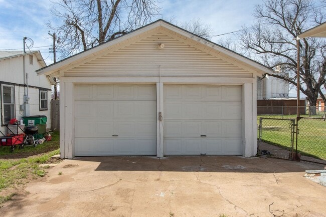 Building Photo - Spacious Home ready for a new family!