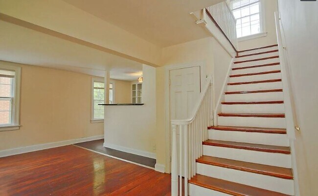 Building Photo - 2027-2028 School Year / 8 Bdrm / 3 Bath Steps from UVA Grounds
