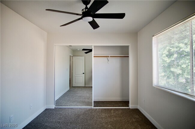 Building Photo - 733 Anne Ln