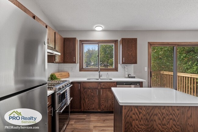 Building Photo - 4 Bedroom Home in Eagan