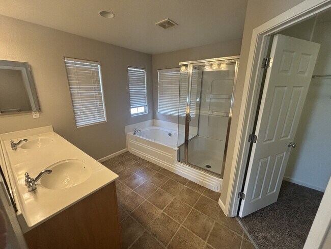 Building Photo - Spectacular 3 bed 2.5 bath home in Lincoln Crossing