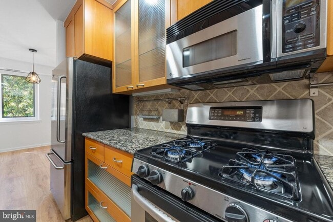 Building Photo - 1640 Oakwood Dr