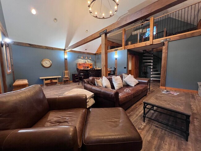 Building Photo - 34 Mirror Lake Dr