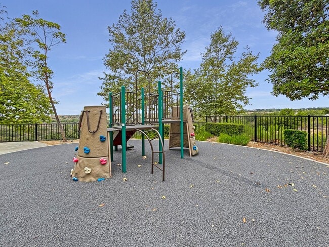 Building Photo - Beautiful 2 Bedroom, 2.5 Bath Condo in Eas...