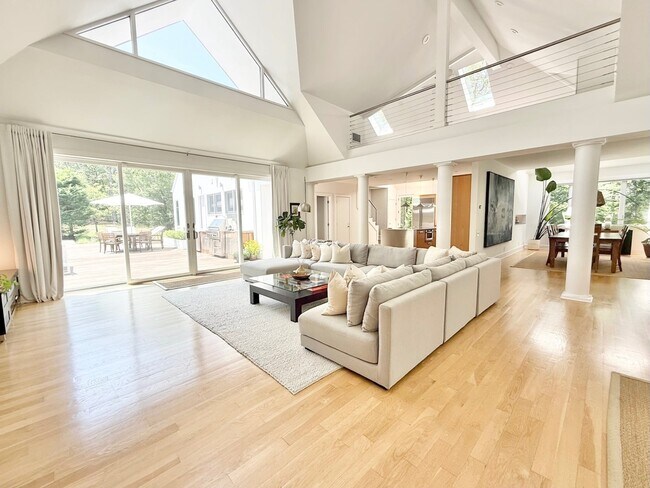 Building Photo - Seasonal Rental : EH Contemporary with Pool & Private Tennis