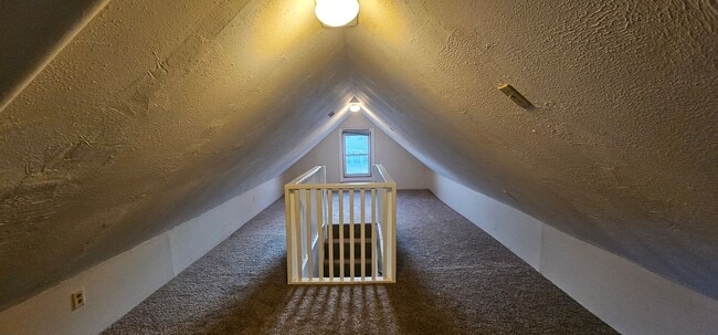 Building Photo - 3 Bed - 1.5 Bath - Single Family Home