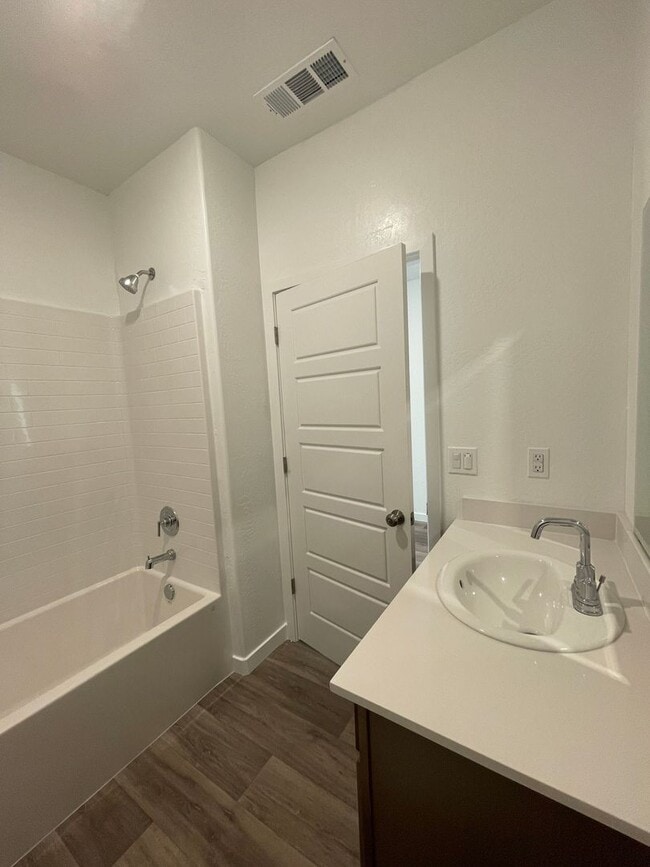 Building Photo - Modern Luxury Living in Madera!