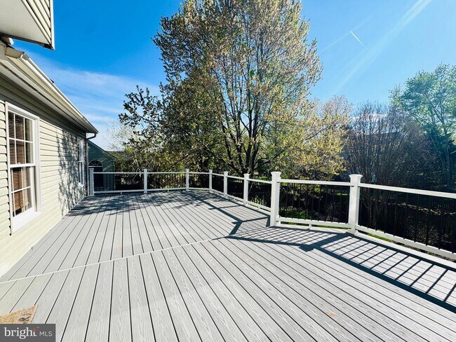 Building Photo - 28 Scotland Cir