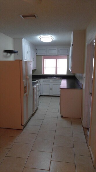 galley kitchen - 455 39th Ave N