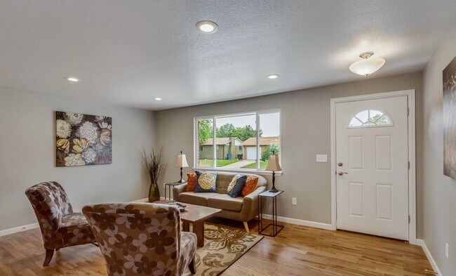 Building Photo - Modern 3 Bedroom 1 Bath Near Downtown Longmont!