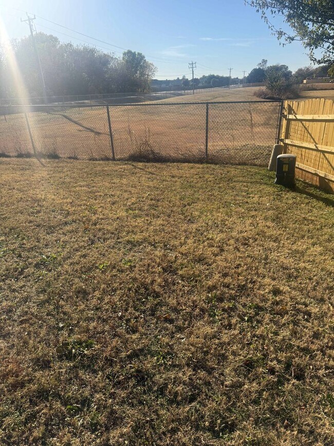 Building Photo - 3705 Matthew Dr