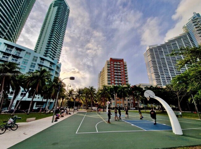 Building Photo - 2000 N Bayshore Dr